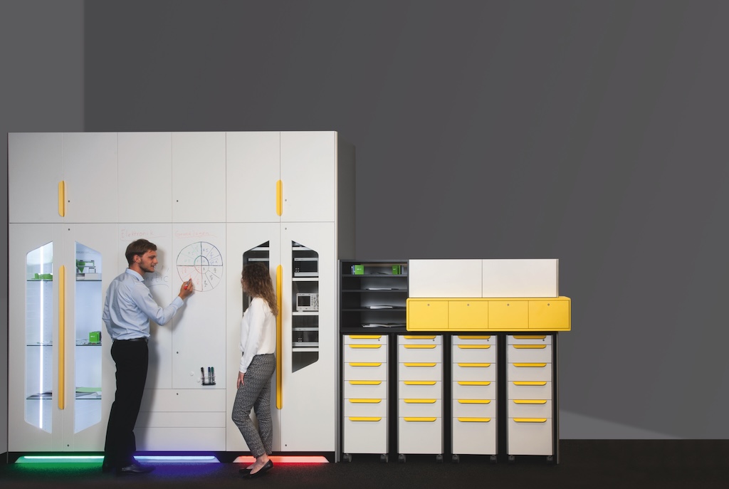 cubix_Schrankwand+Personen_IMG_2212