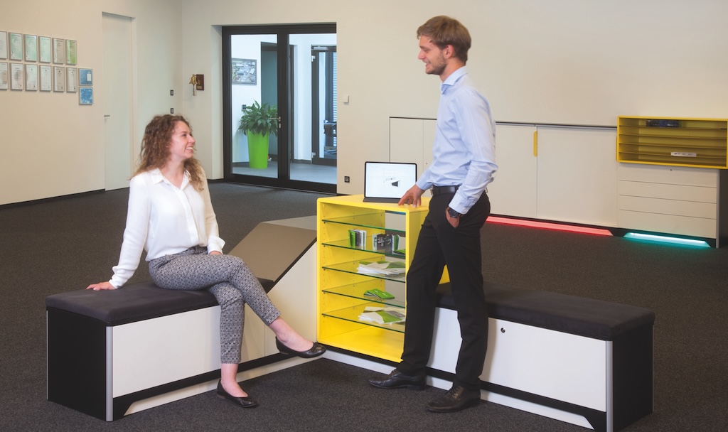 elneos_stay_Sitzgruppe+Personen_IMG_2012